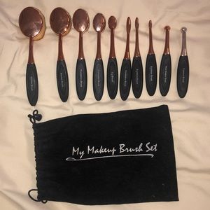 Oval makeup brush set